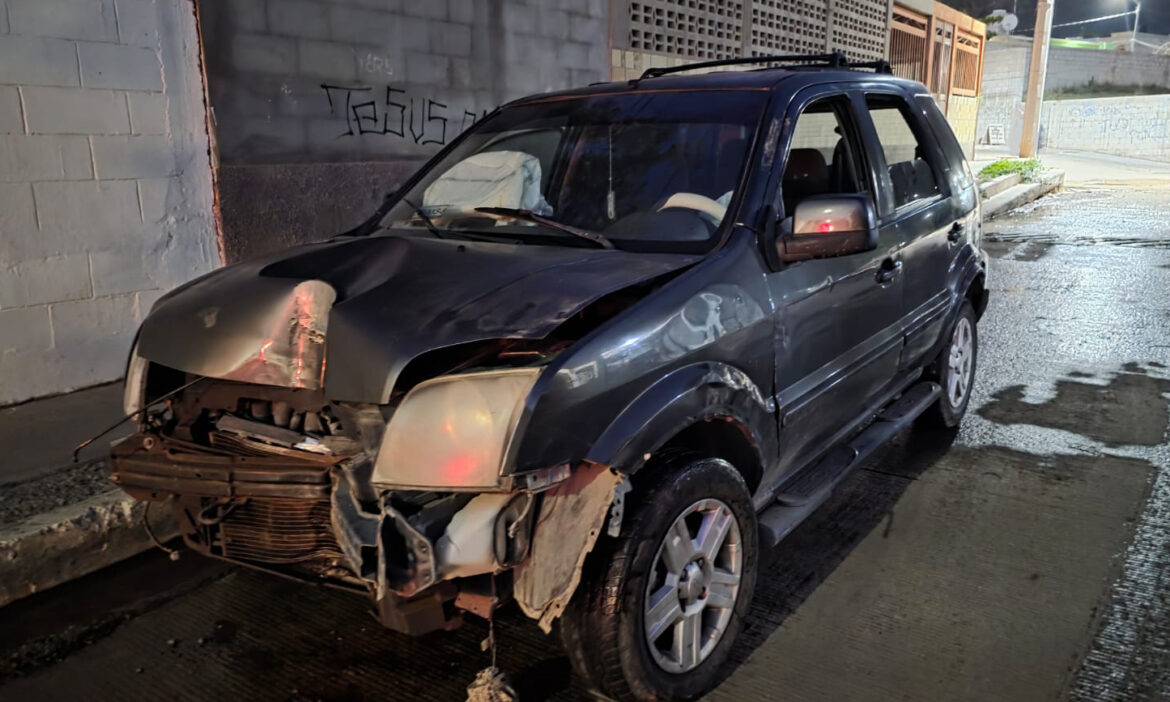 Derriba vehículo postes de Telmex en la colonia Ocotillo