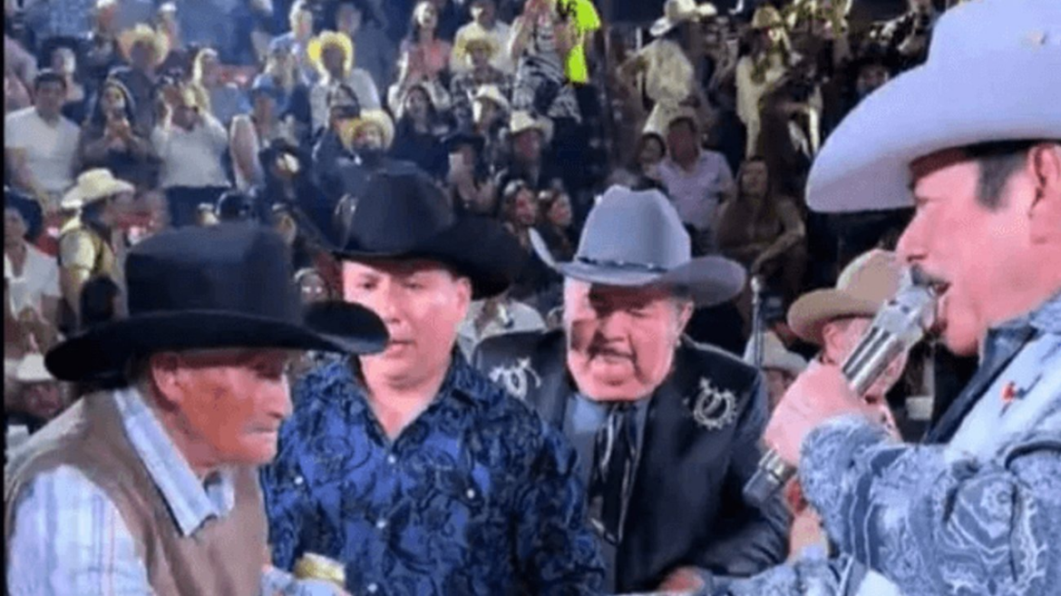 Hombre de 99 años celebra su cumpleaños en concierto de Lalo Mora