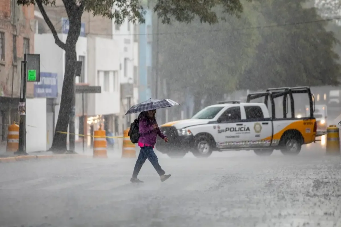Protección Civil emite alerta por fuertes lluvias y calor extremo