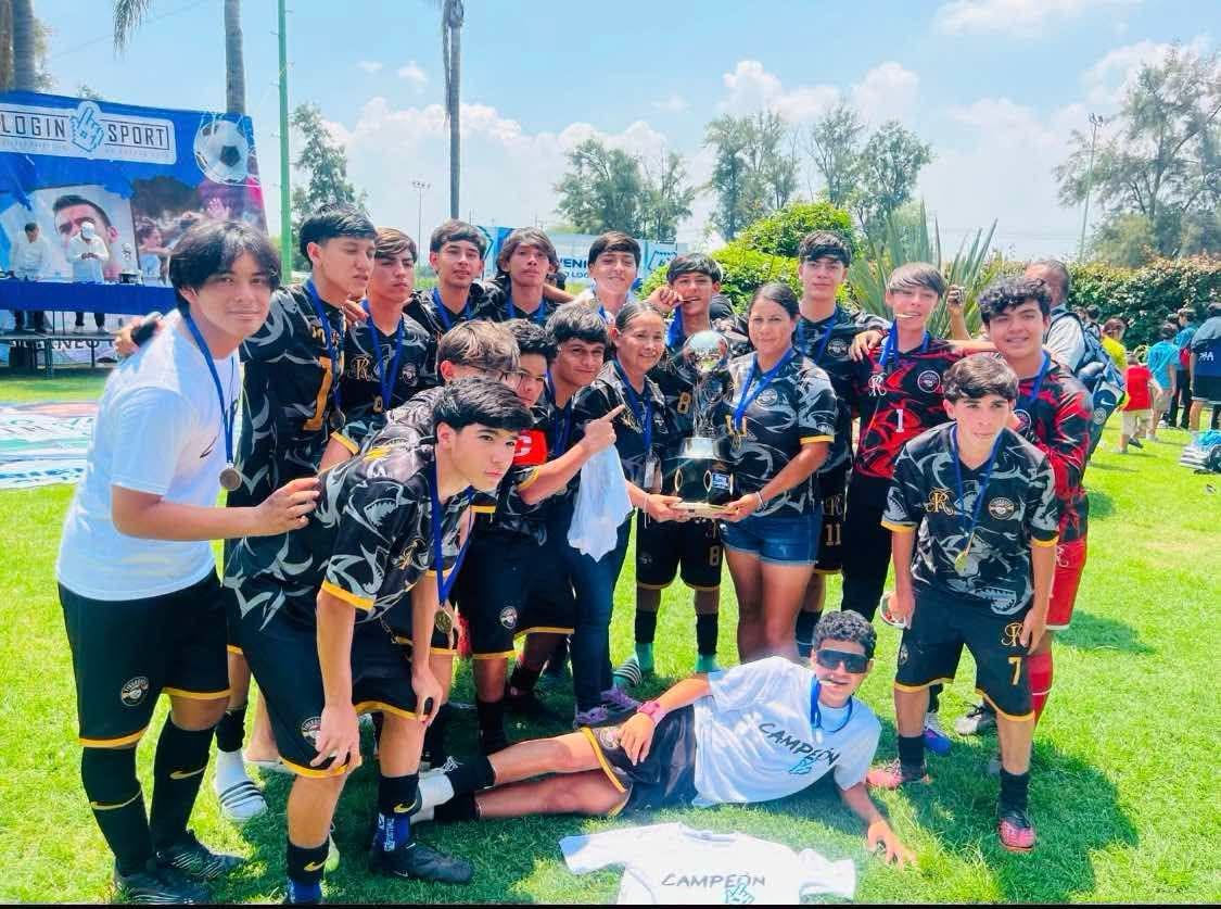 Reciben con orgullo a futbolistas campeones en Jalisco