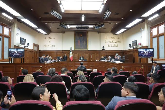Sheinbaum reprocha a ministros buscar seguro médico público