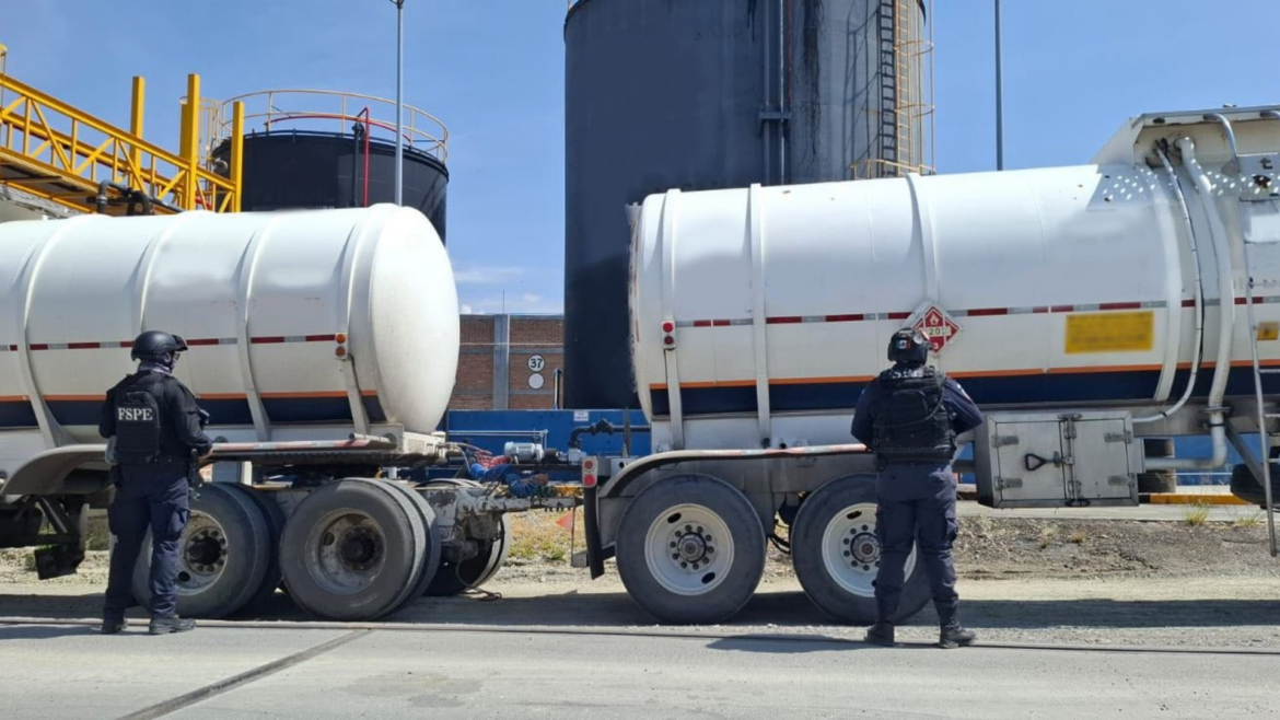 Decomisan tractocamión con 21 mil litros de huachicol en Guanajuato