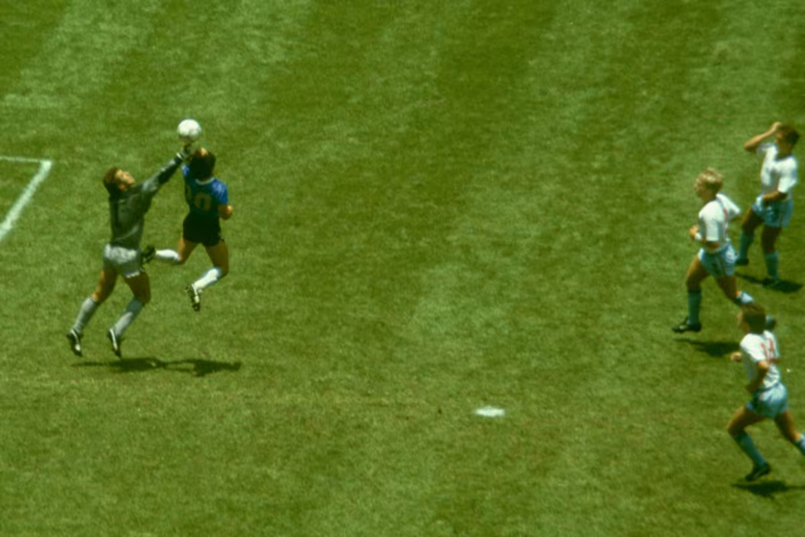 Subastan balón de la ‘Mano de Dios’ por 3.35 millones de dólares