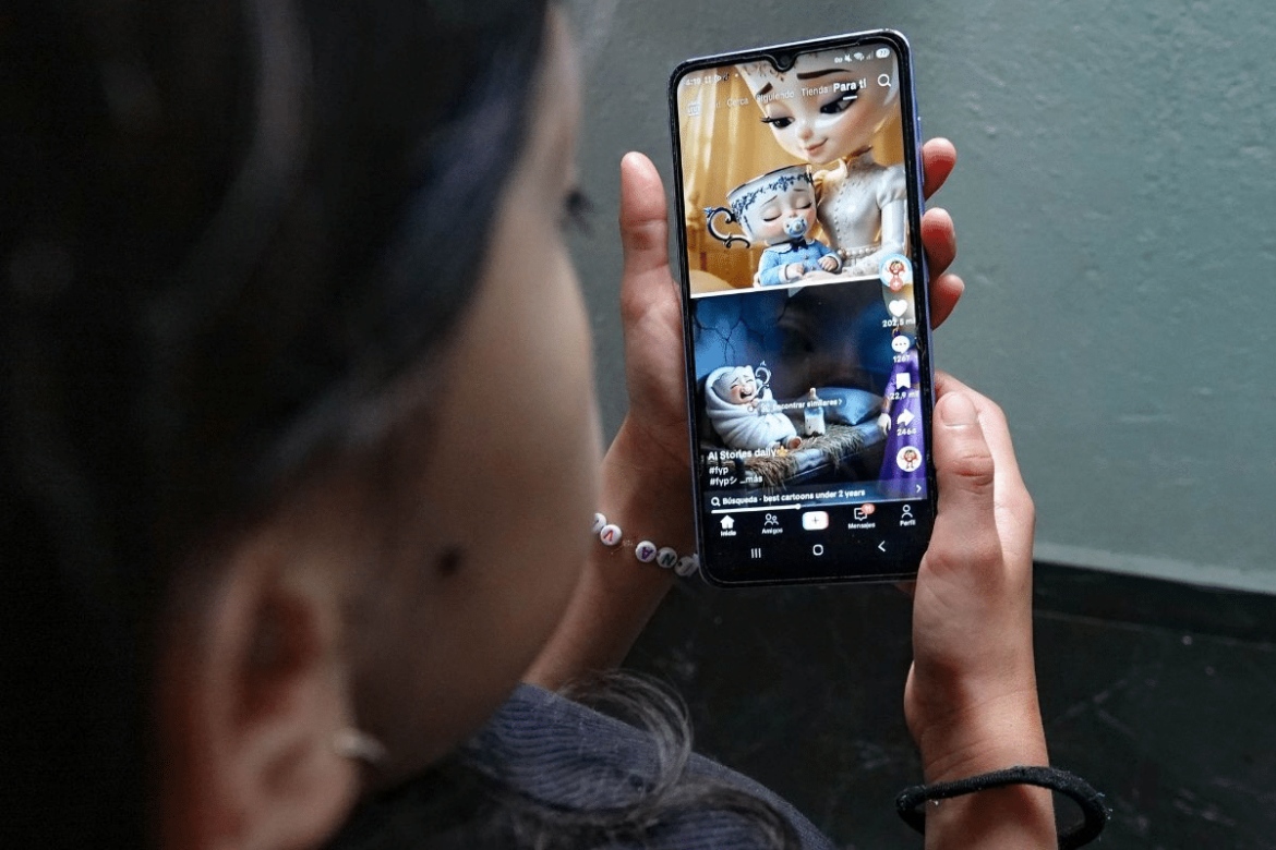 Sheinbaum propone restringir celulares en escuelas