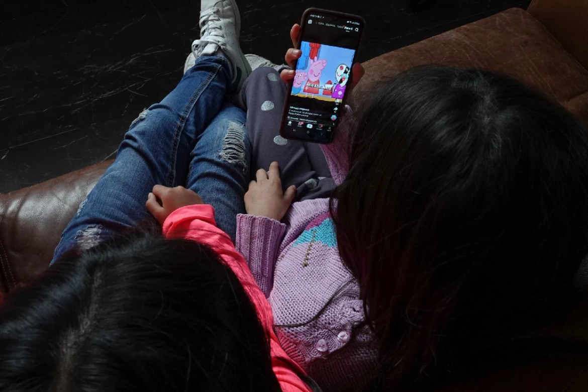Maestros respaldan regulación de celulares en escuelas