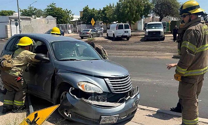 Auto se sube a banqueta y derriba señalamiento en la colonia Casa Bonita