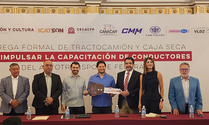 Entregan tractocamión y caja seca a Icatson