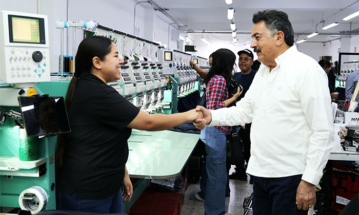 Dialoga Javier Lamarque con pobladores de la Sierra