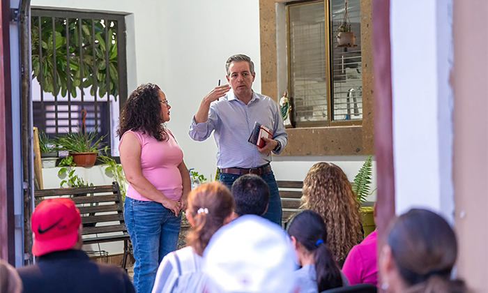 Dialoga Omar del Valle con vecinos de Villas Residencial