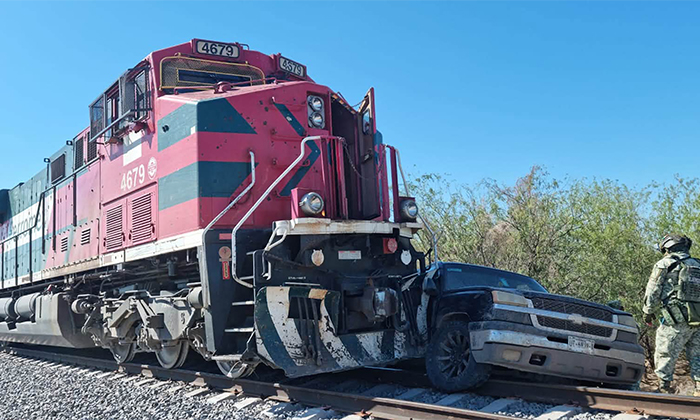 Embiste tren un pick up en Empalme
