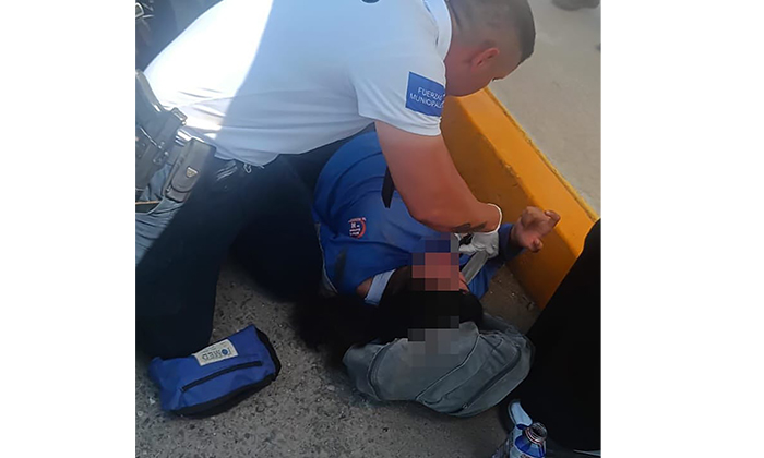 Se lesiona motociclista al derrapar en la colonia Cuatro de Marzo
