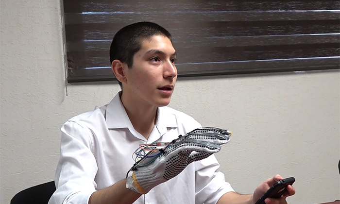 Crea estudiante de Unison guante traductor de señas