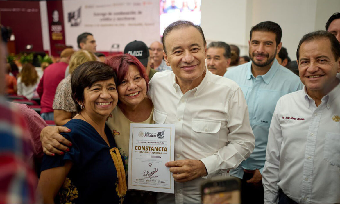 Entrega gobernador escrituras y créditos terminados junto a la titular de la Sedatu, Edna Elena Vega Rangel