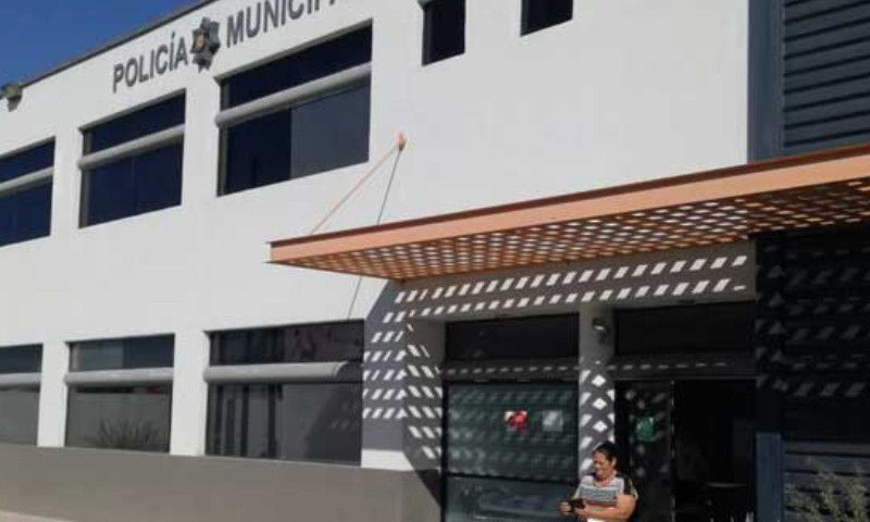 Agentes preventivos atrapan a par de sujetos con armas prohibidas