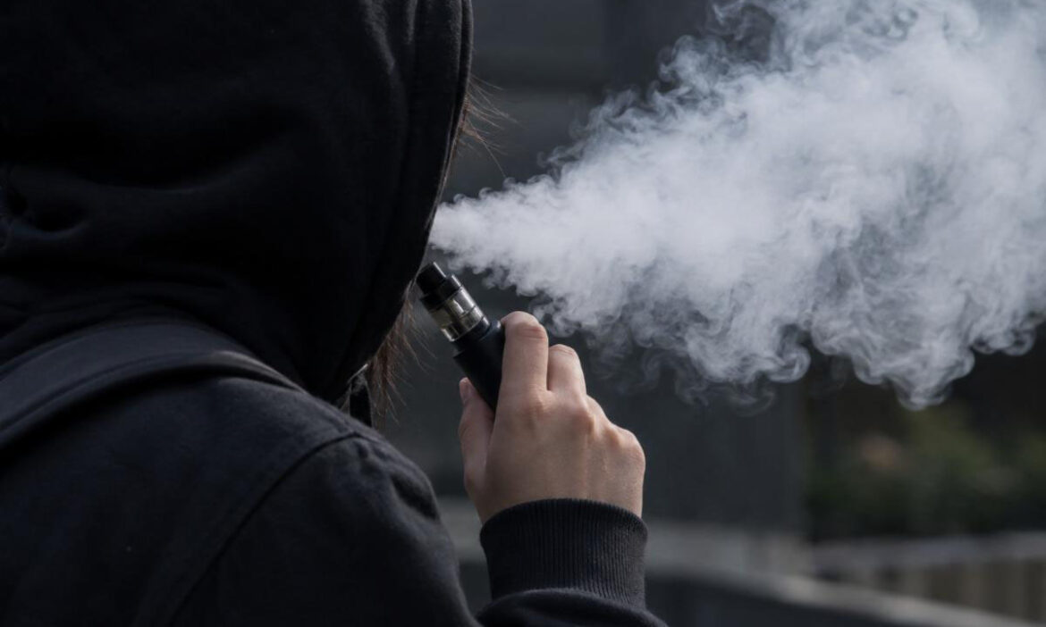 Autoridades de Salud alertan por daños que causa uso de vapeador