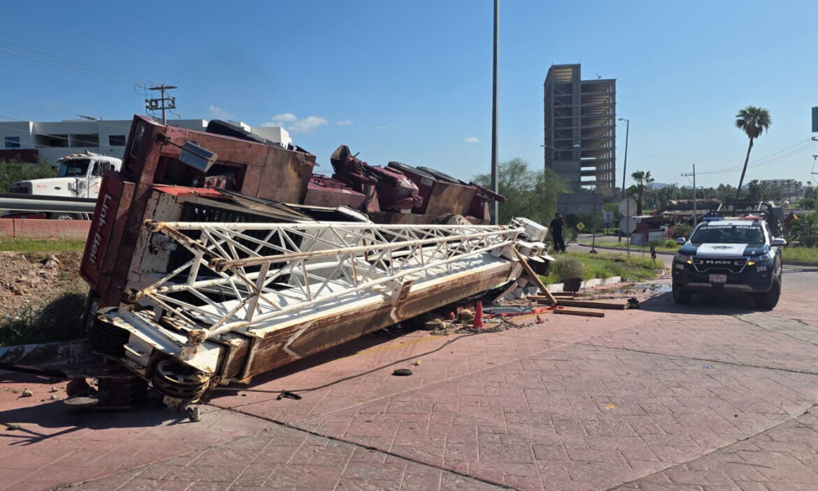 Protagoniza enorme grúa aparatoso volcamiento en San Carlos