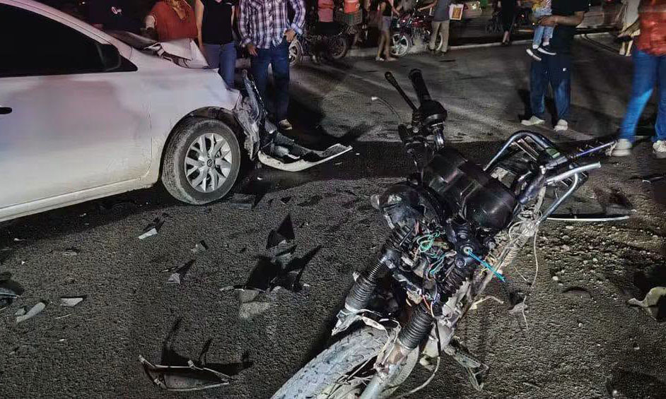 Choca auto a moto y se da a la fuga en la comisaría Miguel Alemán
