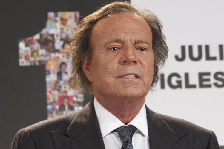 Julio Iglesias enfrenta nueva querella por presuntas agresiones sexuales y condiciones laborales abusivas