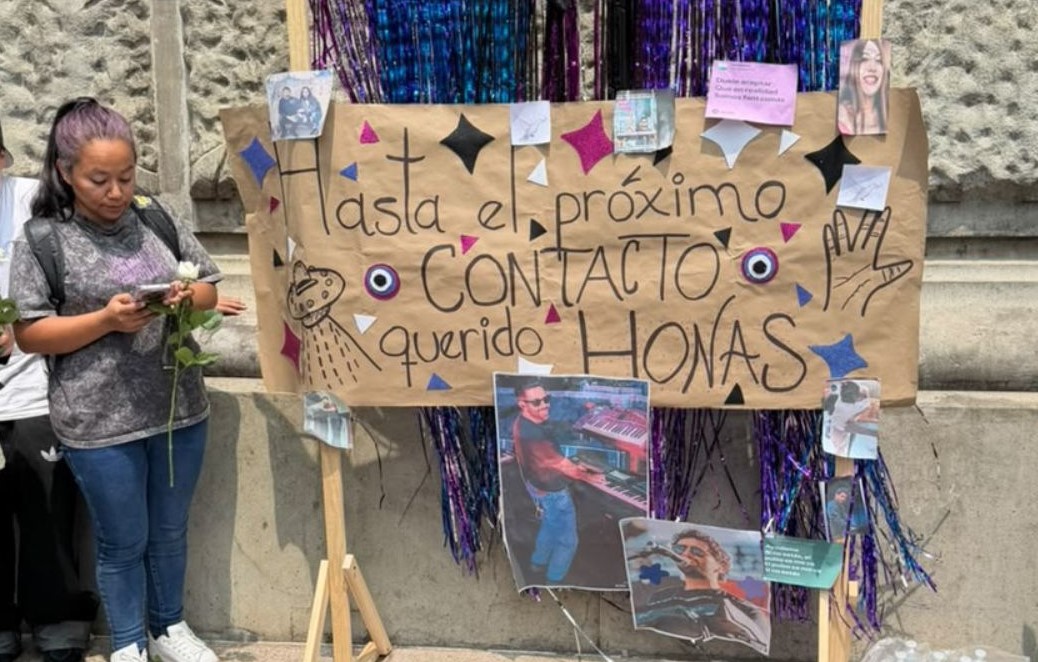 Fans de Camilo Séptimo despiden a ‘Honas’ con música y flores en el Ángel de la Independencia