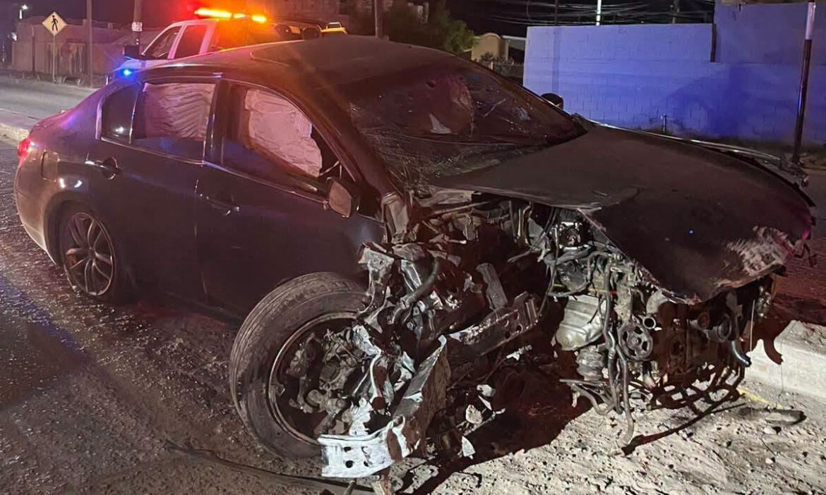 Se impacta auto contra barda en San Luis Río Colorado
