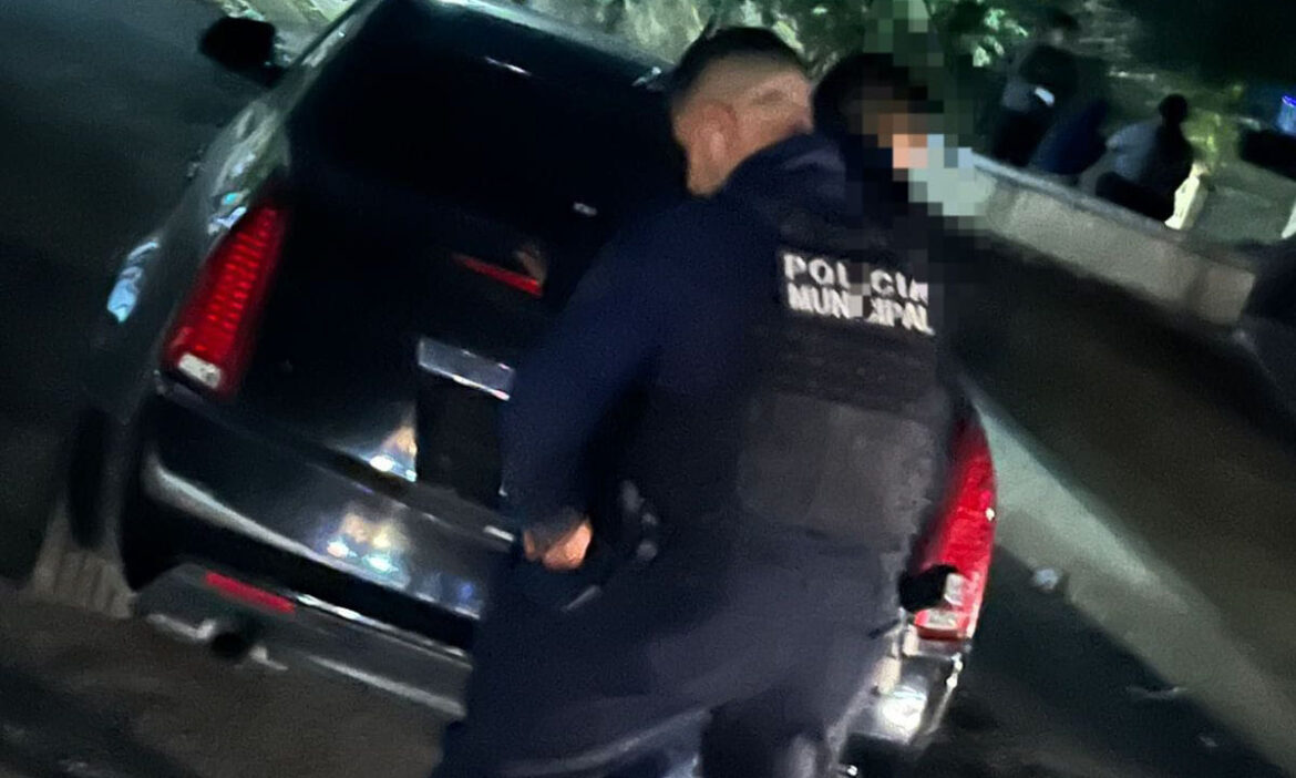 Arrestan a sujeto por golpear y morder a su pareja en el fraccionamiento Pueblo Escondido