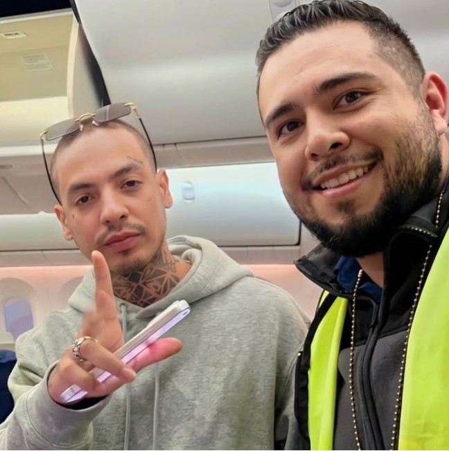 Natanael Cano extravía su celular durante y logra recuperarlo en el AICM