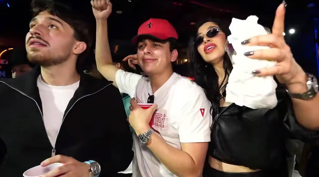 Emma Coronel acude a fiesta