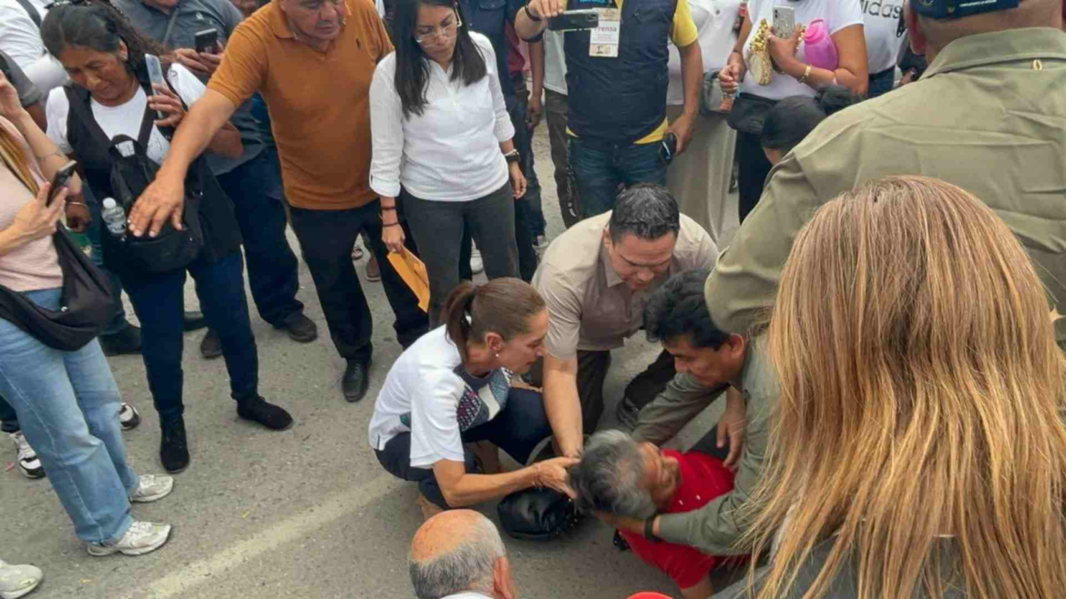 Sheinbaum auxilia a adulta mayor que se desvaneció en evento