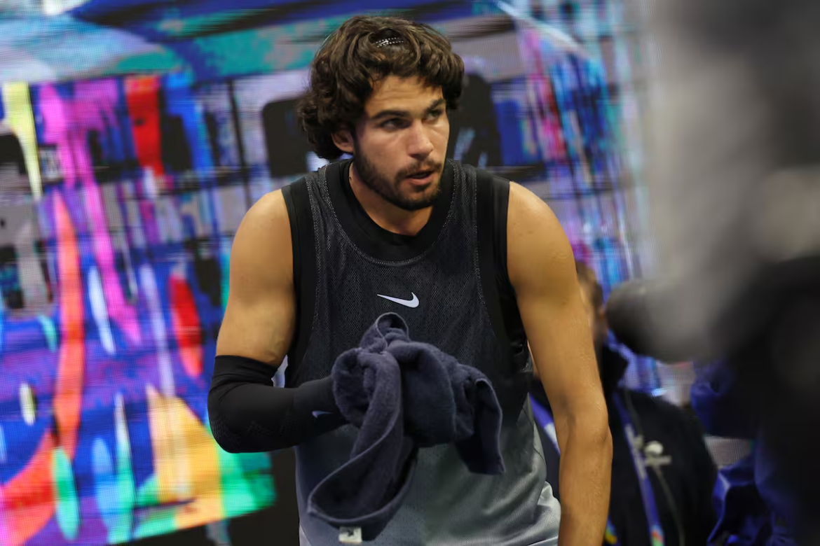 Alcaraz sufre en madrugada histórica del US Open