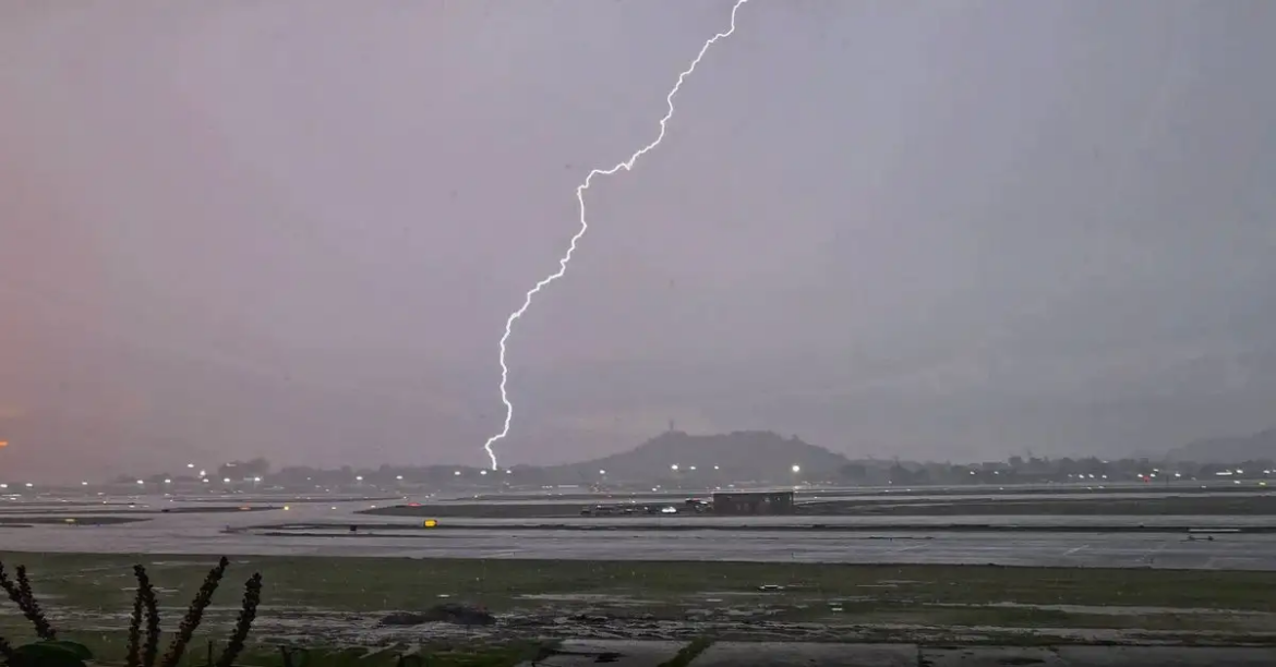 Tormenta eléctrica provoca suspensión de vuelos en el AICM
