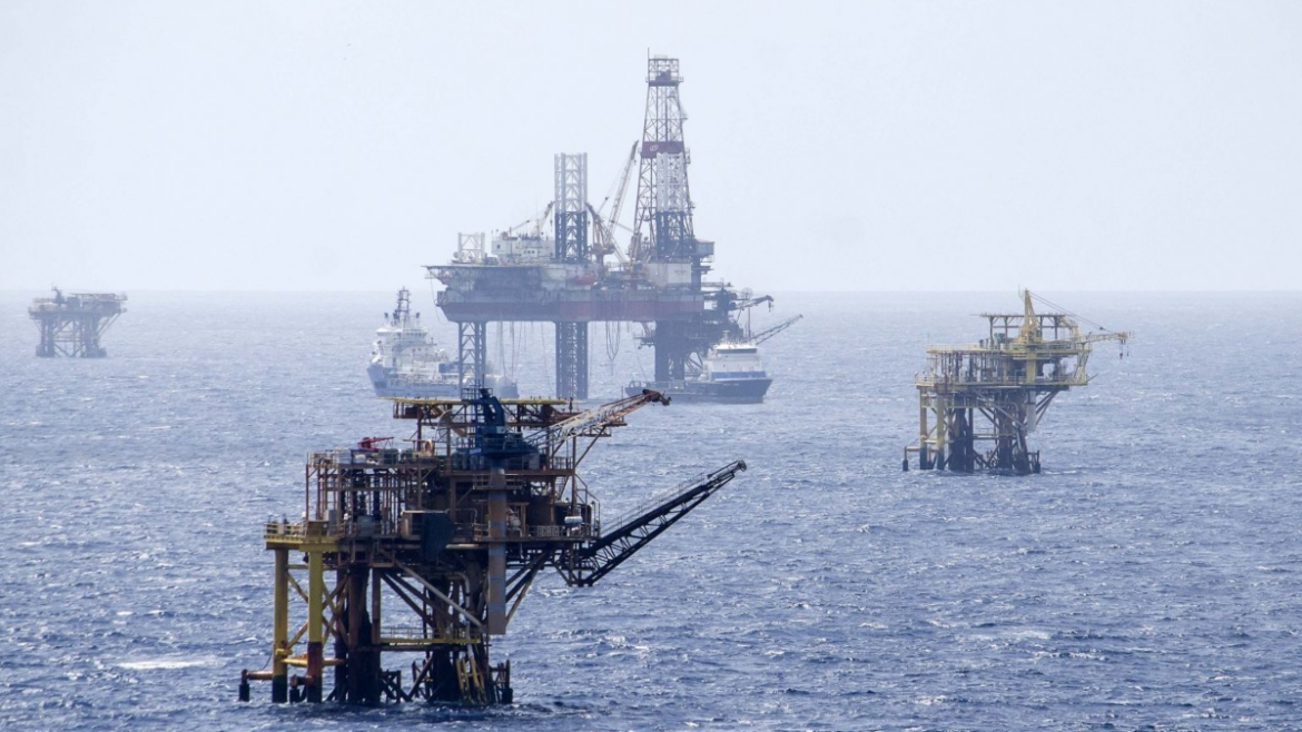 Pemex trabaja en contener derrame de petróleo cerca de Campeche