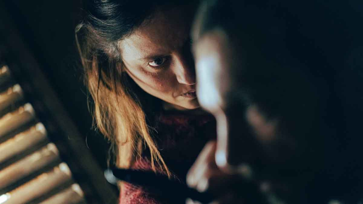 Michelle Jenner inquieta en un clip exclusivo de El nido