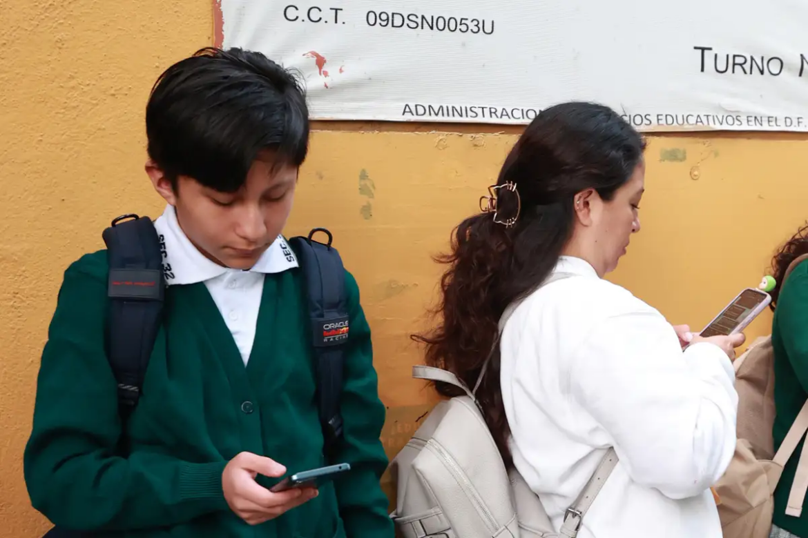 SEP avanza en acuerdo para regular uso de celulares en escuelas