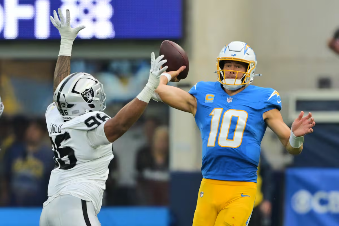 Justin Herbert sufre dos intercepciones y Chargers caen ante los Raiders