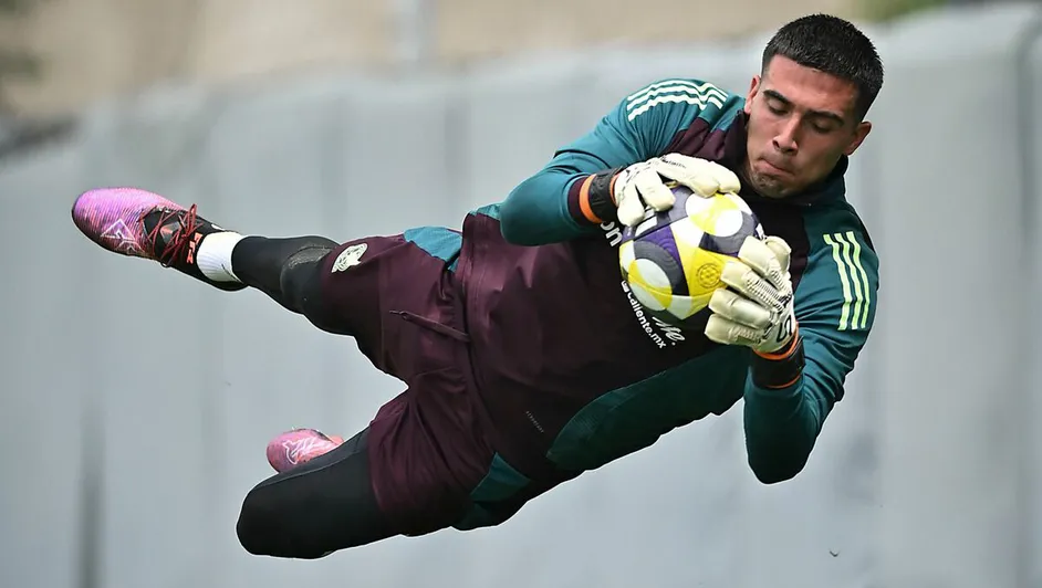 Alex Padilla llega a la Ciudad de México para reportar con la Selección Mexicana