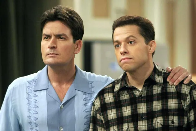 El sueldo de Charlie Sheen en Dos hombres y medio se duplicó pese a sus escándalos