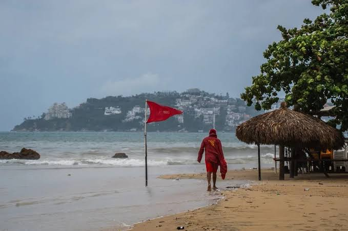 Huracán ‘Polo’ provoca compras masivas y fuertes lluvias en Acapulco