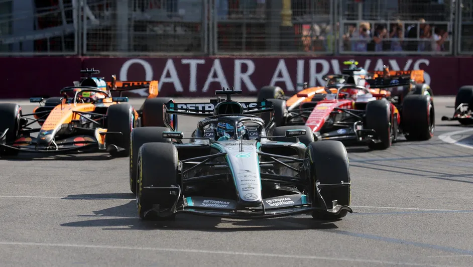 George Russell vence en el Gran Premio de Azerbaiyán tras resistir la presión de Max Verstappen