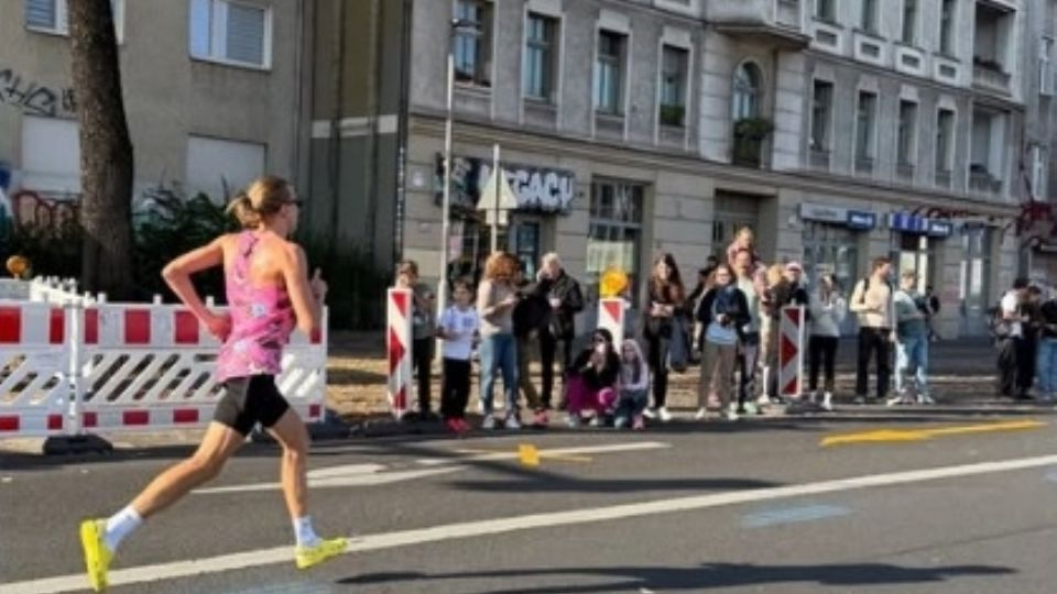 El ruso Iskander Yadgarov rompe el récord mundial de maratón corriendo en sandalias Crocs