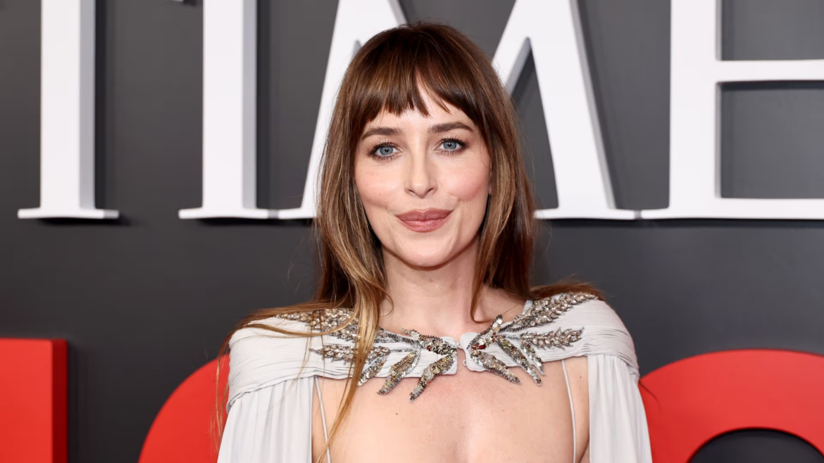 Dakota Johnson luce irreconocible caracterizada como Marilyn Monroe para la película Flesh Impact