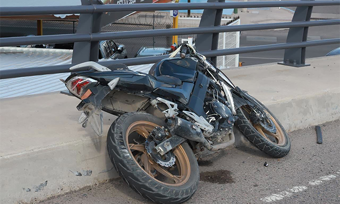 Resulta motociclista herido en choque en distribuidor vial de bulevares Rodríguez y Encinas