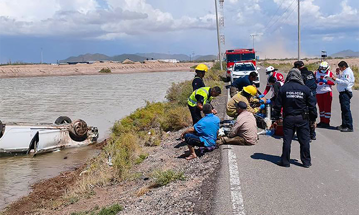 Resultan tres heridos al volcarse en la carretera a El Choyudo