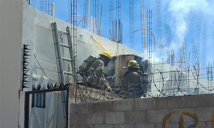 Sofocan bomberos incendio en pizzería en Privadas del Rey