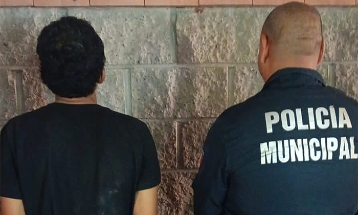 Causa daños en un hotel y lo apresan en la colonia El Llano