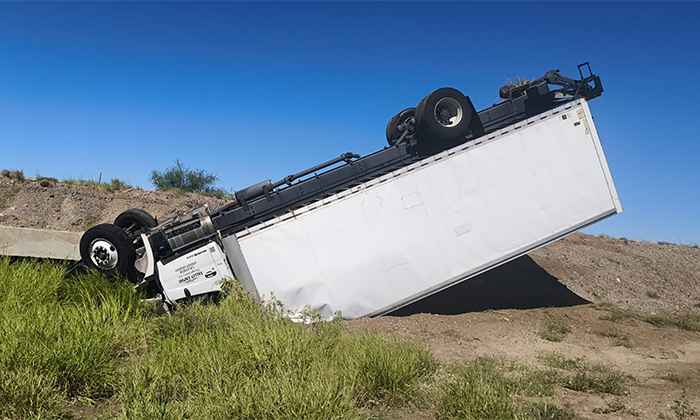 Deja volcamiento dos heridos en la carretera a Guaymas
