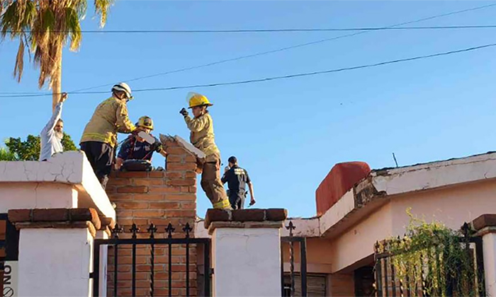 Elementos de Bomberos rescatan a hombre atrapado en chimenea