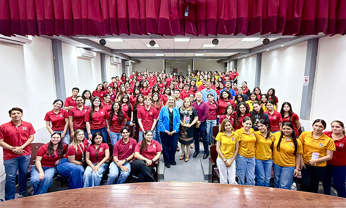 Lleva Omar Del Valle documental “Vitrales: la historia de Cinthya” e+n la Escuela Normal