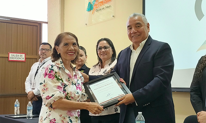 Inicia UTH celebraciones por 28 aniversario; Entrega reconocimientos a docentes