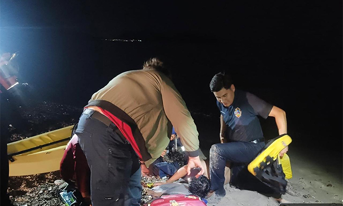 Rescatan a joven que cayó de kayak en el mar en San Carlos