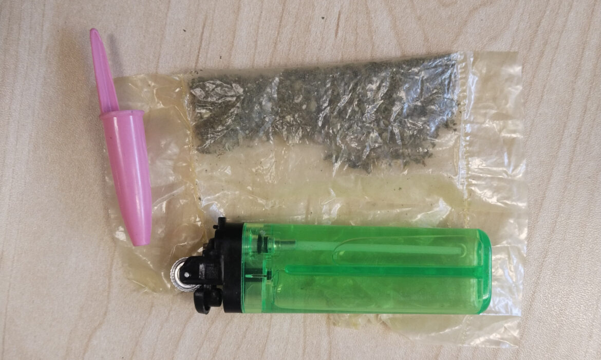 Sorprenden a adolescente en posesión de mariguana en la colonia Gómez Morín